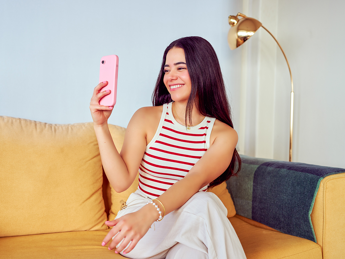 Reeseller vendiendo con celular y redes sociales